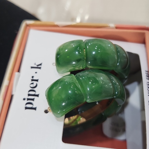 💚🔹️Piper K 🔹️Green Huggie Beautiful  Earrings - Picture 5 of 7